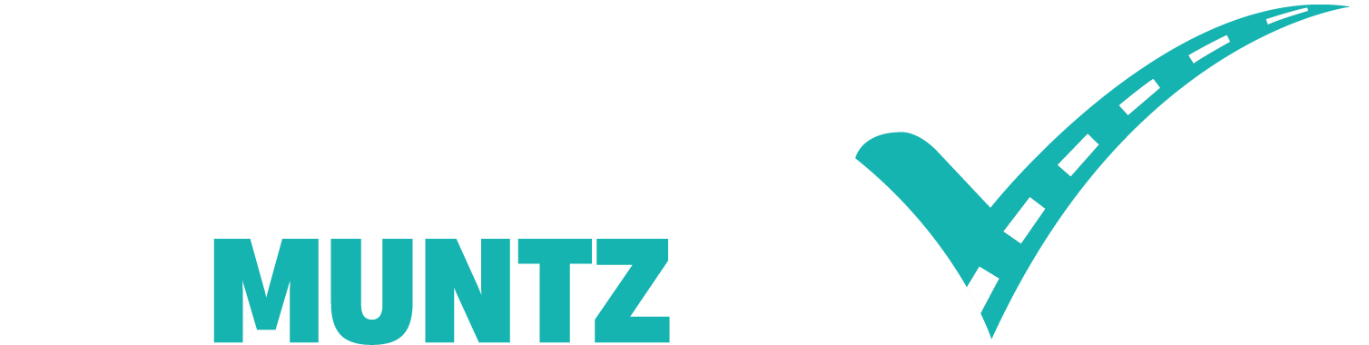 Logo_van_Rijschool_Uitmuntzend_uit_Nijeveen_wit